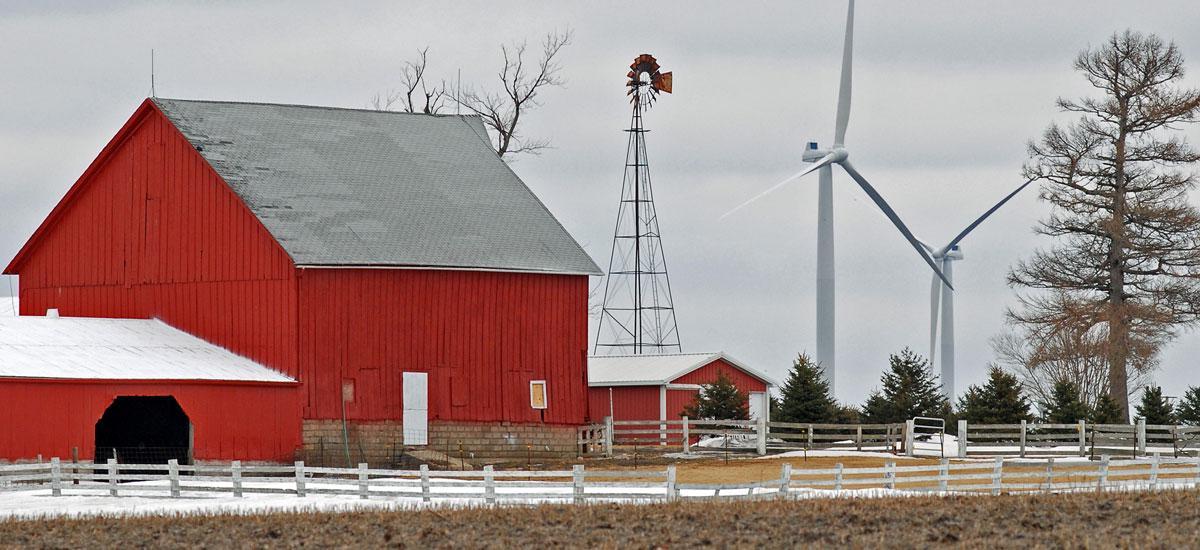 伊利诺斯州的风力涡轮机和红色谷仓